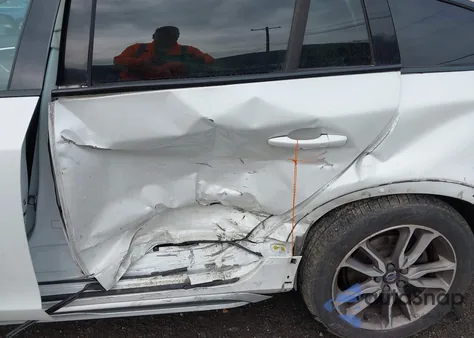 2018 Volvo V60 Cross Country T5 z USA, uszkodzony, nr VIN YV440MWK5J2057699